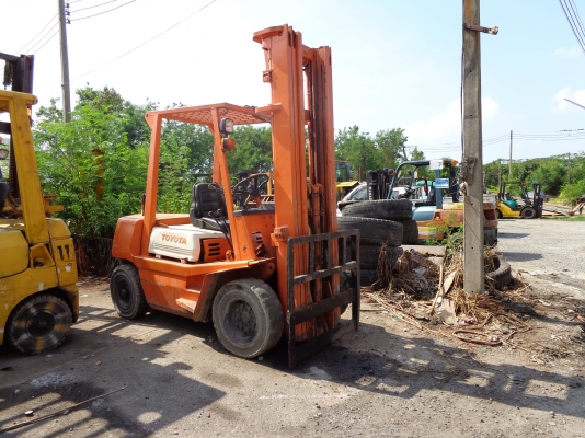 ขายรถฟอร์คลิฟท์ TOYOTA 4FD25 สภาพดีสนใจติดต่อ คุณรัตนศักดิ์ โทร.081-7621704