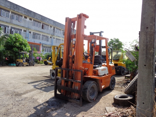 ขายรถฟอร์คลิฟท์ TOYOTA 4FD25 สภาพดีสนใจติดต่อ คุณรัตนศักดิ์ โทร.081-7621704