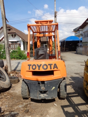 ขายรถฟอร์คลิฟท์ TOYOTA 4FD25 สภาพดีสนใจติดต่อ คุณรัตนศักดิ์ โทร.081-7621704