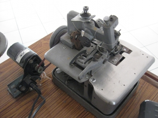 ขายจักรโพ้ง 3 เส้น พร้อมโต๊ะ ราคาถูกๆ