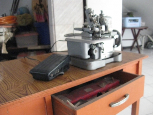 ขายจักรโพ้ง 3 เส้น พร้อมโต๊ะ ราคาถูกๆ