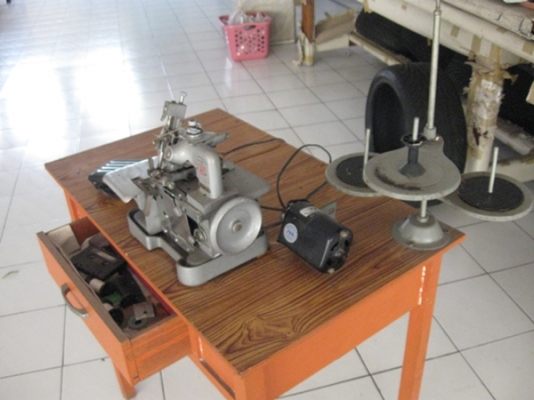 ขายจักรโพ้ง 3 เส้น พร้อมโต๊ะ ราคาถูกๆ