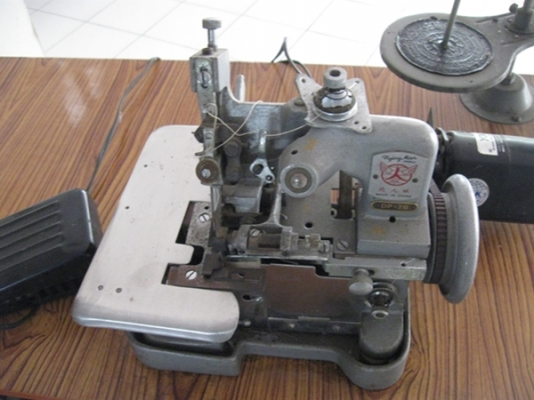 ขายจักรโพ้ง 3 เส้น พร้อมโต๊ะ ราคาถูกๆ