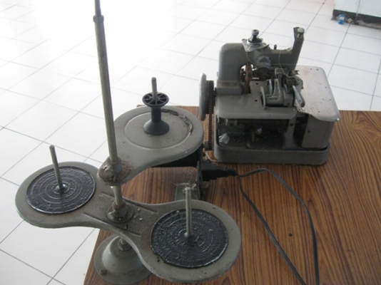 ขายจักรโพ้ง 3 เส้น พร้อมโต๊ะ ราคาถูกๆ