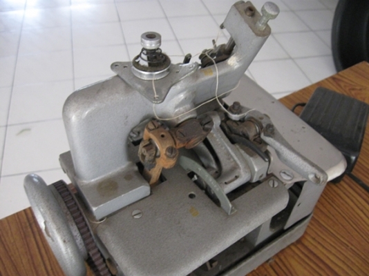 ขายจักรโพ้ง 3 เส้น พร้อมโต๊ะ ราคาถูกๆ