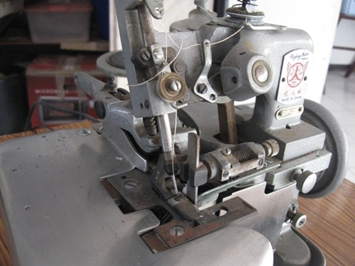 ขายจักรโพ้ง 3 เส้น พร้อมโต๊ะ ราคาถูกๆ