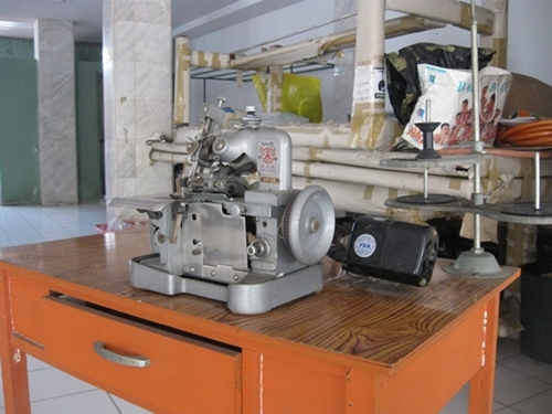 ขายจักรโพ้ง 3 เส้น พร้อมโต๊ะ ราคาถูกๆ