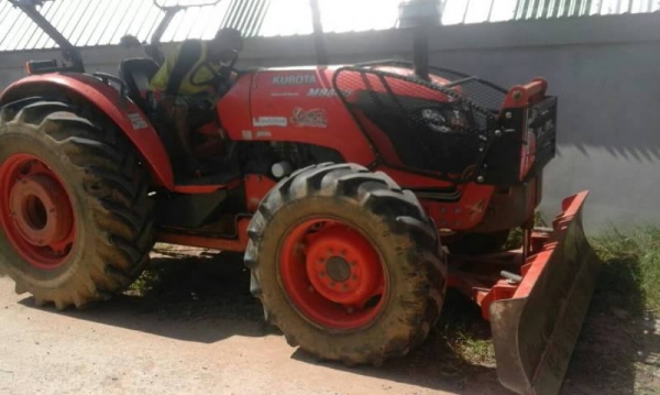 ขายรถแทครเตอร์ คูโบต้า M85ปี56 อุปกรณ์4ชิ้น ดันหน้า ผาน6 ผานสับ เครื่องปลูกอ้อย ทำงาน4พัน ชม. เอกสารทะเบียนครบ