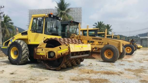 ขายรถบดล้อหนาม Bomag ปี06 ชั่วโมงงาน2600 นำเข้าสภาพเต็ม100\% ขายรถบดล้อหนาม Bomag ปี06 ชั่วโมงงาน2600 นำเข้าสภาพเต็ม100\%