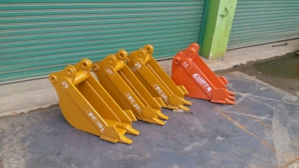 รับสั่งทำบุ้งกี้ วางท่อประปา ขนาดความต้องการ รถแมคโค เล็ก คูโบต้า ยันม่าร์ โคมัสสุ   ขนาด 20-25-30 ซม. รับประกันความแข็งแรงครับ