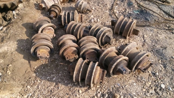 ขายลอนเลอร์ รถแทรกเตอร์ D-4 และสปริงเร่งแทรกสองชั้น สภาพตามรูปครับ