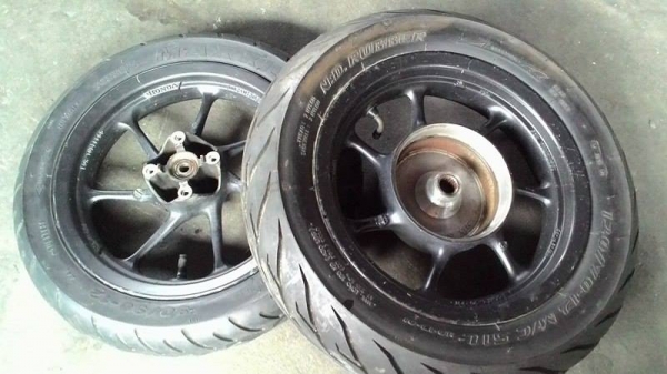ล้อแม็กแท้ ติดรถ ZOOMER X พร้อมยาง สวยๆครับ