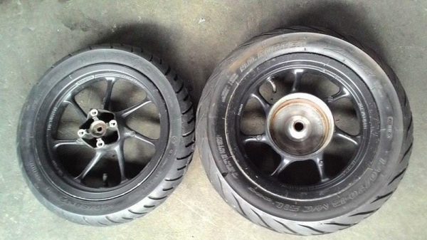 ล้อแม็กแท้ ติดรถ ZOOMER X พร้อมยาง สวยๆครับ
