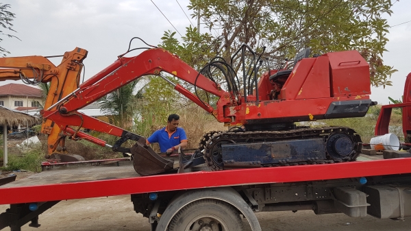 ขายด่วนรถแบคโฮKOMATSUโคมัสซูPC15-3เครื่องโคมัสซู3D75เครื่องดีปั่มแรงรถนอกเพิ่งนำเข้ามาใหม่ยังไม่เคยใช้งานในเมืองไทยเลย