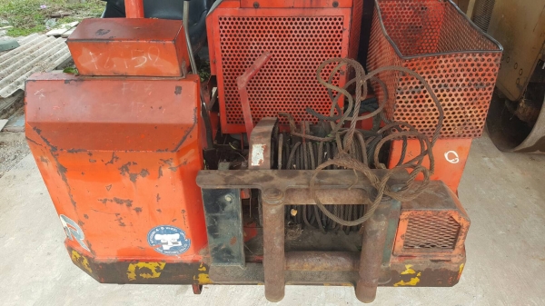 ขาย รถคีบเอนกประสงค์ 6 ล้อ 3 เพลา สโลว์กลาง มีวินส์ด้านหน้า เครื่อง ISUZU 3 สูบ เอกสารใบอินวอยซ์