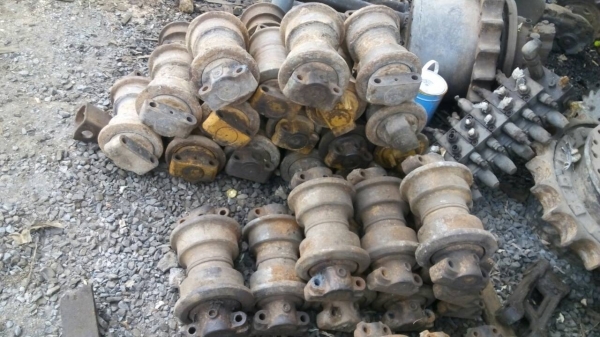 ขายลอนเลอร์ ล้อนำ รถแมคโค รุ่น 200 มี ของ ฮิตาชิ แคท โคมัสสุ  โกเบโก้ ขายถูกตามสภาพ  มีจำนวนจำกัดหมดแล้วหมดเลยครับ