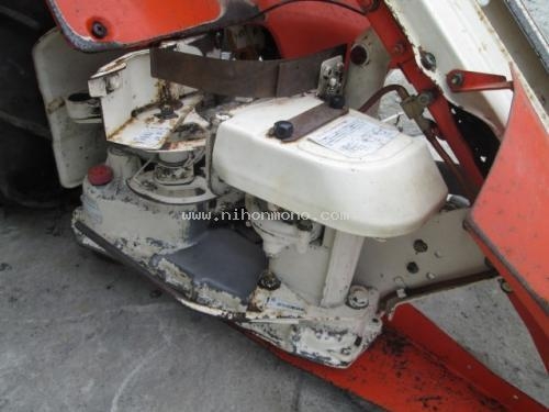 นำเข้าจากญี่ปุ่น รถเกี่ยวข้าวเดินตาม KUBOTA HE50A ขนาด 4.5 แรงม้า รหัสสินค้า : 80904322 www.nihonmono.com