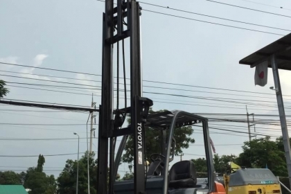 ขาย รถฟอร์คลิฟท์ TOYOTA 2.5ตัน เสา 4.70เมตร เครื่องดีเซล เก่าญี่ปุ่น โทร.090-986-2521 อ๊อบ