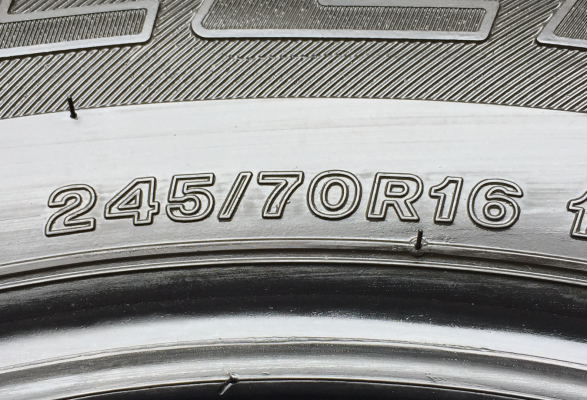 ยาง Bridgestone 245 70 16 ปลายปี15 ดอกเต็ม ไม่มีปะ ราคาไม่แพง ยาง Bridgestone 245 70 16 ปลายปี15 ดอกเต็ม ไม่มีปะ ราคาไม่แพง