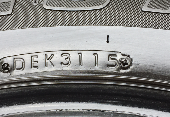 ยาง Bridgestone 245 70 16 ปลายปี15 ดอกเต็ม ไม่มีปะ ราคาไม่แพง ยาง Bridgestone 245 70 16 ปลายปี15 ดอกเต็ม ไม่มีปะ ราคาไม่แพง