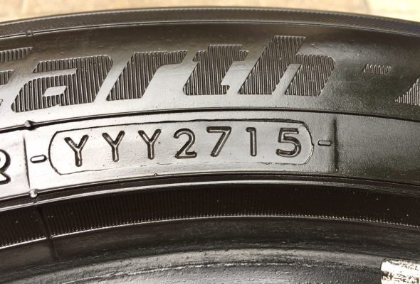ยางคู่ Yokohama 225 50 17 ปลายปี15 ดอกเต็ม ไม่มีปะ ราคาไม่แพง