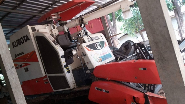 ร้อนตังขายด่วนรถเกี่ยวข้าวคูโบต้า  DC 70 g  ปี  2557   เพิ่งปิดงวด ม.ค.60 ที่ผ่านมา รถสวยสภาพดีพร้อมใช้ครับเช็คศูนย์ตลอด