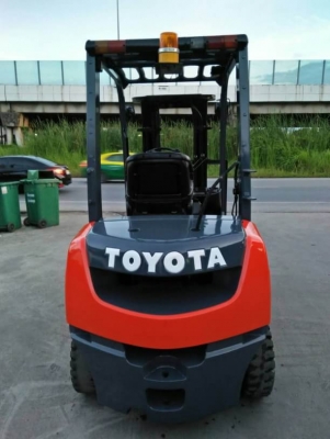 โฟล์คลิฟ Toyota รุ่น8 ยก2.5ตัน เสาทรูฟรี 4.3 เมยา