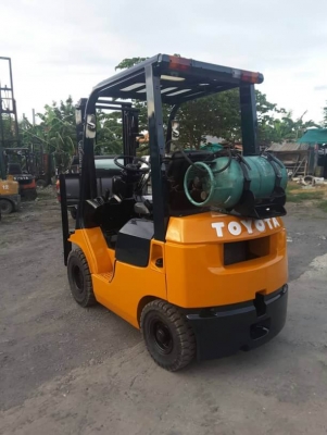 โฟล์คลิฟToyota รุ่น7 เบนซินติดแก๊ส 1.5ตัน เสา 3 เมตร