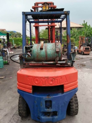 ขายรถยก โตโยต้า-5 เครื่องเบนซินเกียออโต้ 2.5ตัน เสา 4เมตร