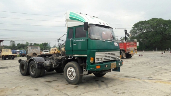 10 ล้อหัวลาก ยี่ห้อ ISUZU ปีจดทะเบียน 2544 6 สูบ เทอร์โบ
