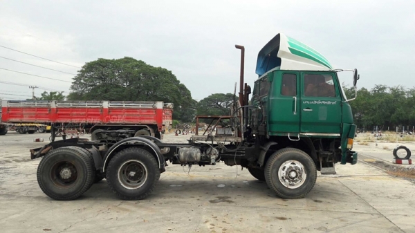 10 ล้อหัวลาก ยี่ห้อ ISUZU ปีจดทะเบียน 2544 6 สูบ เทอร์โบ