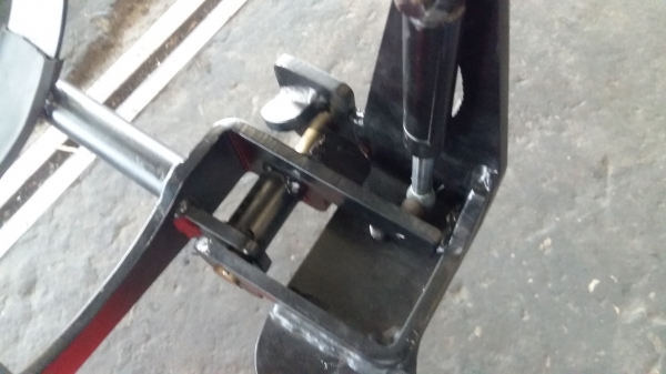 แท่นยึดถังแก๊ส LPG Forklift รถยกฟอร์คลิฟท์ ทุกยี่ห้อ รุ่น แบบสวิงลงด้านล่าง แท่นยึดถังแก๊ส LPG Forklift รถยกฟอร์คลิฟท์ ทุกยี่ห้อ รุ่น แบบสวิงลงด้านล่าง