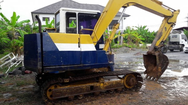 ขายรถแบคโฮ KOMATSU PC60-6 เอกสารอินวอย ระบบไฟเต็ม ราคา 430000