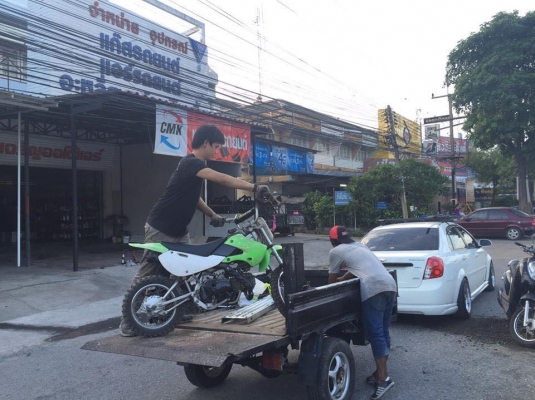 พ่วงท้ายลิฟ เก่าญี่ปุ่น ยกได้ 350 กิโลกรัม ขนาดยาว 2เมตร กว้าง 1.40 เมตร ปลั๊กไฟ7ช่อง ครอบบอลขนาด2" ล้อหน้าพับได้ แหนบเสริมเพิ่ม โช๊ควีโว้แท้ บรรทุกสบายๆ สนใจขอดูคลิปได้ทาง line .Id champ_rama2 083 5996979 ตจว ลากไปส่งได้คิดค่าส่งตามระยะทางครับ ราคา4 พ่วงท้ายลิฟ เก่าญี่ปุ่น ยกได้ 350 กิโลกรัม ขนาดยาว 2เมตร กว้าง 1.40 เมตร ปลั๊กไฟ7ช่อง ครอบบอลขนาด2" ล้อหน้าพับได้ แหนบเสริมเพิ่ม โช๊ควีโว้แท้ บรรทุกสบายๆ สนใจขอดูคลิปได้ทาง line .Id champ_rama2 083 5996979 ตจว ลากไปส่งได้คิดค่าส่งตามระยะทางครับ ราคา4