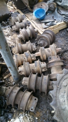 ขายลอนเลอร์ รถแทรกเตอร์ D-5 ขายถูกตามสภาพ ไม่หลวม เหมา หมดลูกละ 1600 บาท ไม่แยกครับ