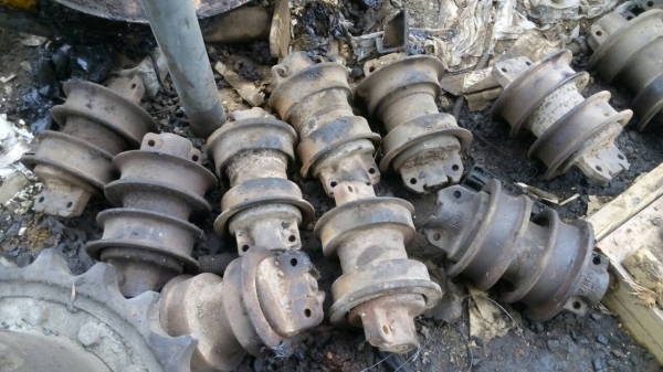 ขายลอนเลอร์ รถแทรกเตอร์ D-5 ขายถูกตามสภาพ ไม่หลวม เหมา หมดลูกละ 1600 บาท ไม่แยกครับ