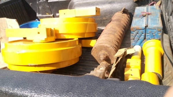 ขายล้อนำ รถแมคโค CAT-320 -1-2-B-D ขายถูก ลูกละ 5000 บาท สภาพตามรูปครับ