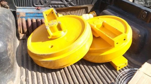 ขายล้อนำ รถแมคโค CAT-320 -1-2-B-D ขายถูก ลูกละ 5000 บาท สภาพตามรูปครับ