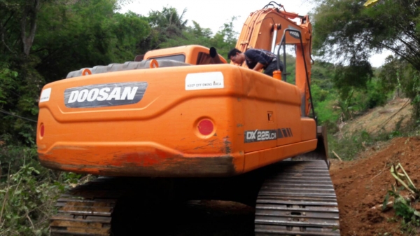 -ขออนุญาติขายรถDOOSAN  225LC ชั่วโมง9000 พร้อมใช้งานรถเช็กสูนตลอดเอกสารเล่มราคา 1350000สนใจติดต่อ0853224877-0988930465