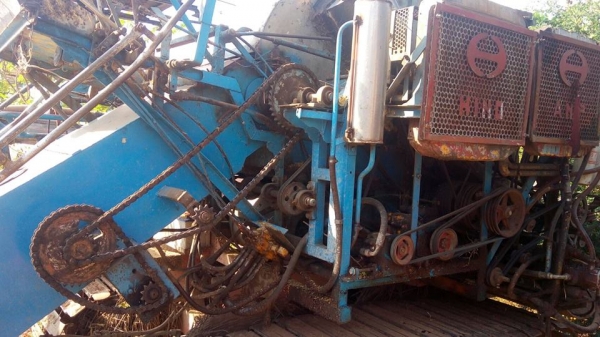 ขายรถเกี่ยวข้าวไทยเจริญ เครื่องHINO210เทอร์โบว์ปั๊ม23ช่วงล่าง12 ทำงานปกติ