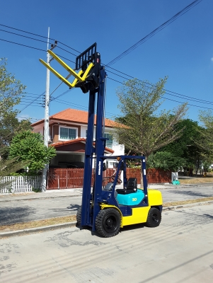 ขายฟอร์คลิฟท์ โคมัตสุดีเซลรุ่น FD30-12 เสายก 4 เมตรติดงาเท 0813535948