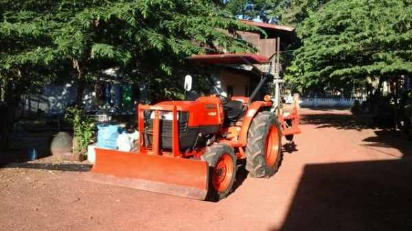 รถไถ 45  แรง ปึ 51   เครื่องแห้งดี  พร้อมลุยงาน อุปกร  3 ชิ้น  ราคา  เบาฯฯ  235000 บาท    ดูรถ ที จ. สกลนคร   วันทูคอล 0986683479 dtac 0991751349 สิทธิ์ คับ