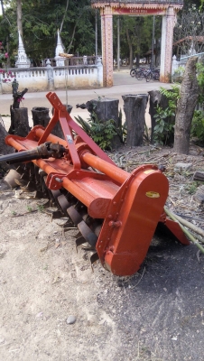 รถไถ 45  แรง ปึ 51   เครื่องแห้งดี  พร้อมลุยงาน อุปกร  3 ชิ้น  ราคา  เบาฯฯ  235000 บาท    ดูรถ ที จ. สกลนคร   วันทูคอล 0986683479 dtac 0991751349 สิทธิ์ คับ