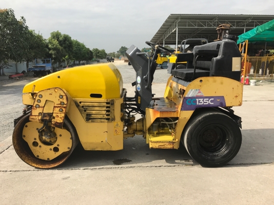 ขายรถบด3ตัน HITACHIรุ่นCC135นำเข้าญี่ปุ่นไม่เคยใช้งานในไทย หน้าเหล็กหลังยาง ขับ2เพลาเอวอ่อน เครื่องอีซูซุ3สูบ สภาพดีพร้อมใช้งาน มีให้เลือกหลายคันหลายขนาด