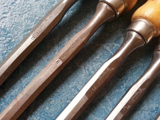 สิ่วด้ามไม้ ตราจระเข้ 3 ดาว made in Western Germany ขนาด 3/8