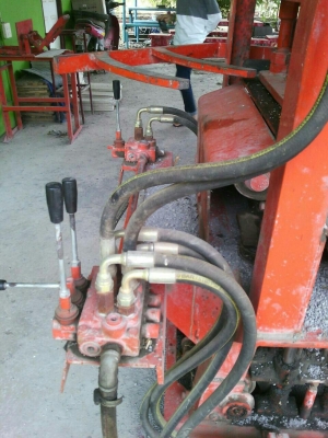 เครื่องอัดอิฐบ๊อก แบบไฮโดรลิค เครื่องใช้มา 6 เดือน อัดแบบ 4 ก้อน ระบบไฮดรอลิก 4 คอนโทรล กำลังการผลิต 600 ก้อน ต่อชั่วโมง เครื่องอัดอิฐบ๊อก แบบไฮโดรลิค เครื่องใช้มา 6 เดือน อัดแบบ 4 ก้อน ระบบไฮดรอลิก 4 คอนโทรล กำลังการผลิต 600 ก้อน ต่อชั่วโมง