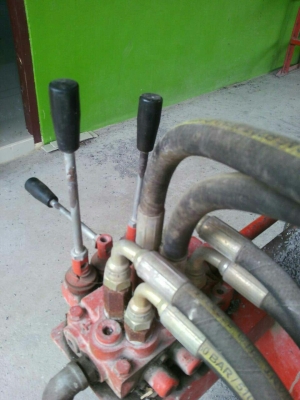 เครื่องอัดอิฐบ๊อก แบบไฮโดรลิค เครื่องใช้มา 6 เดือน อัดแบบ 4 ก้อน ระบบไฮดรอลิก 4 คอนโทรล กำลังการผลิต 600 ก้อน ต่อชั่วโมง เครื่องอัดอิฐบ๊อก แบบไฮโดรลิค เครื่องใช้มา 6 เดือน อัดแบบ 4 ก้อน ระบบไฮดรอลิก 4 คอนโทรล กำลังการผลิต 600 ก้อน ต่อชั่วโมง