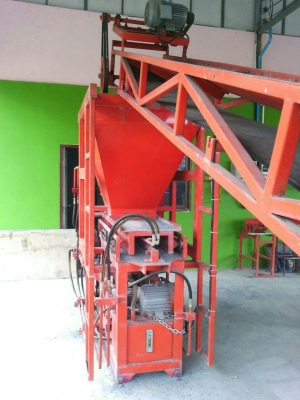 เครื่องอัดอิฐบ๊อก แบบไฮโดรลิค เครื่องใช้มา 6 เดือน อัดแบบ 4 ก้อน ระบบไฮดรอลิก 4 คอนโทรล กำลังการผลิต 600 ก้อน ต่อชั่วโมง เครื่องอัดอิฐบ๊อก แบบไฮโดรลิค เครื่องใช้มา 6 เดือน อัดแบบ 4 ก้อน ระบบไฮดรอลิก 4 คอนโทรล กำลังการผลิต 600 ก้อน ต่อชั่วโมง