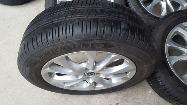 ขายล้อMazda2 Skyavtiv 15 พร้อมยางปี15  4 ล้อ