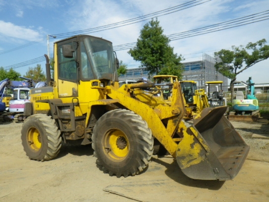 ขาย : รถตัก ยี่ห้อ : KOMATSU  รุ่น : WA100-3